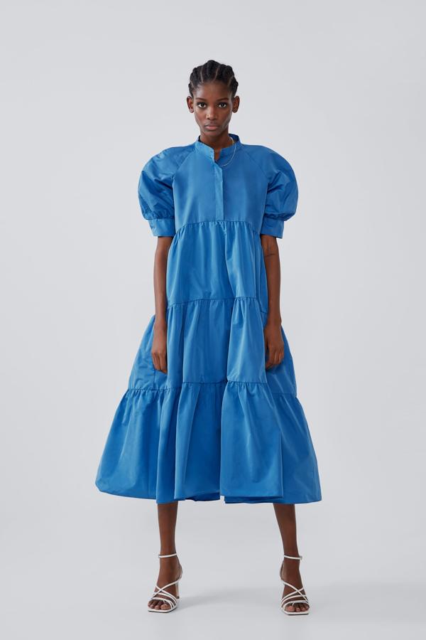 Vestido con volumen, de largo midi, de la nueva colección de Zara (39,95 euros).