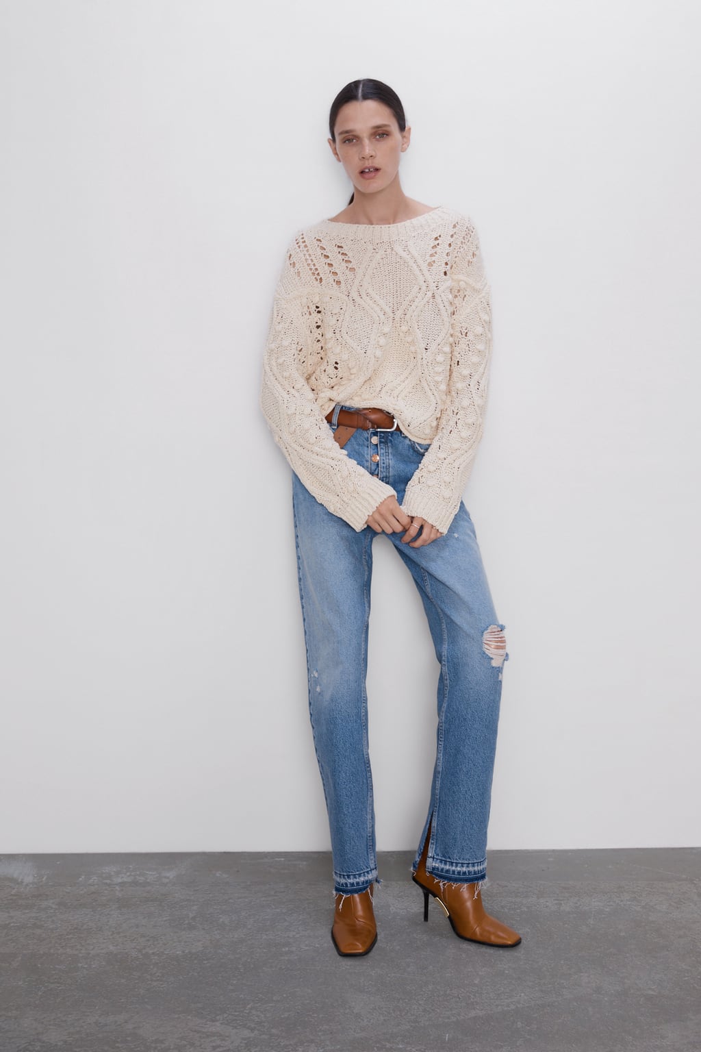 Jeans high rise de corte recto, efecto lavado con rotos y aperturas en el bajo. (29,95 euros).