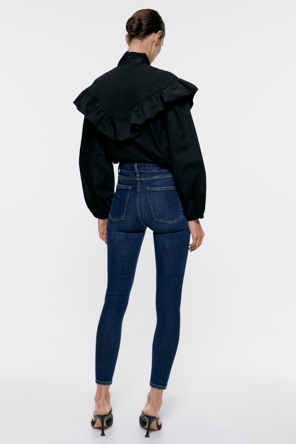 ¡Los pitilos no han muerto! Siempre serán los vaqueros ideales para realzar las piernas y presumir de culo. Ficha el modelo ZW Premiun 80s Deep Blue de Zara. (29,95 euros).