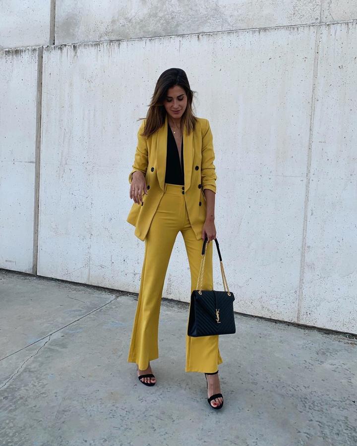 Los trajes son siempre un acierto y este amarillo que escogió para ir a la Mercedes-Benz Fashion Week gustó mucho.