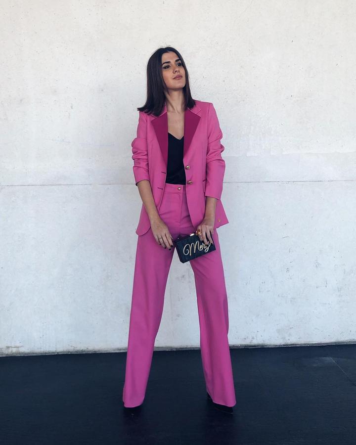 En otra ocasión apostó por este rosa que combinó con un clutch personalizado con su nombre.