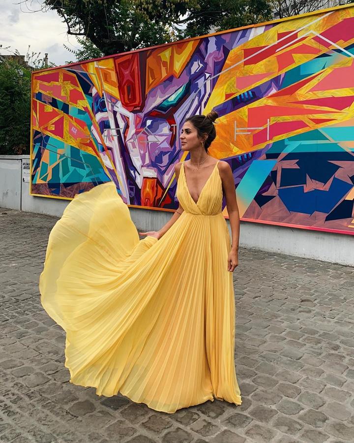 ¡Vestidazo a la vista! Con la boca abierta dejó a sus seguidores Mery Turiel gracias a este vestido amarillo plisado de Maui.