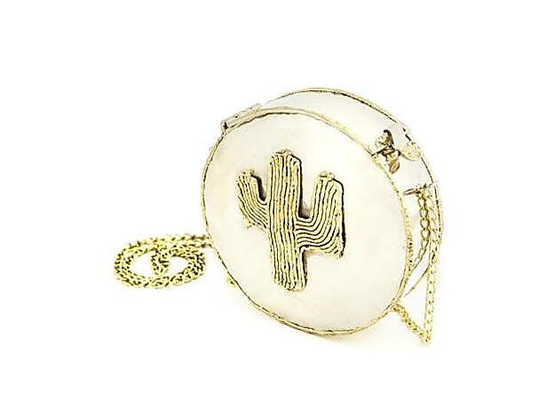 Bolso Lupita con forma circular y con un cactus labrado en latón incrustado. 140 euros.