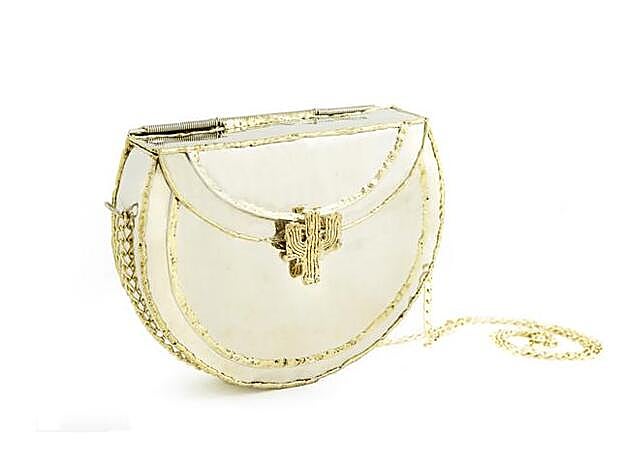 Bolso KuBell con forma de semicírculo y con un cierre en forma de cactus labrado en latón. 145 euros.