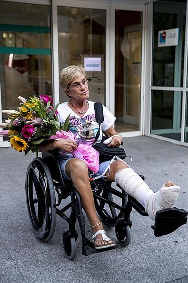 Chelo García Cortés a su salida del hospital tras la operación.