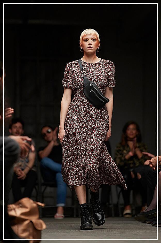 Vestido con estampado de florecitas 18 euros, riñonera negra 8 euros, botines negros 21 euros.