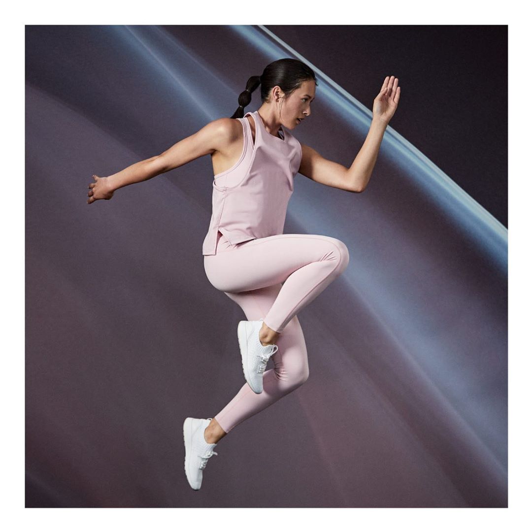 Leggins deportivos: 7,99 euros. Bra básico: 5,99 euros. Sneakers disponibles desde 11 euros. Todo de Lefties.