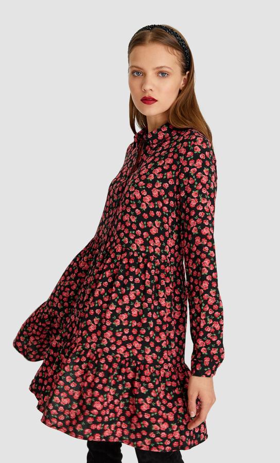 Vestido mini con cuello camisero y estampado de flores en rojo, de Stradivarius (17,99 euros).