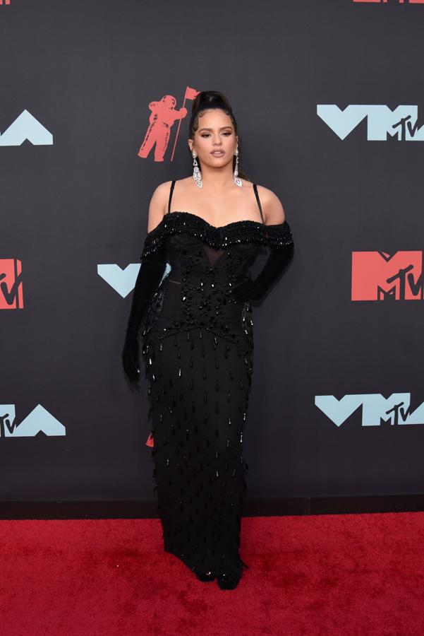 Rosalía, la primera cantante española en ganar un MTV VMA, acudió con este vestido negro de pedrería y terciopelo firmado por Burberry.