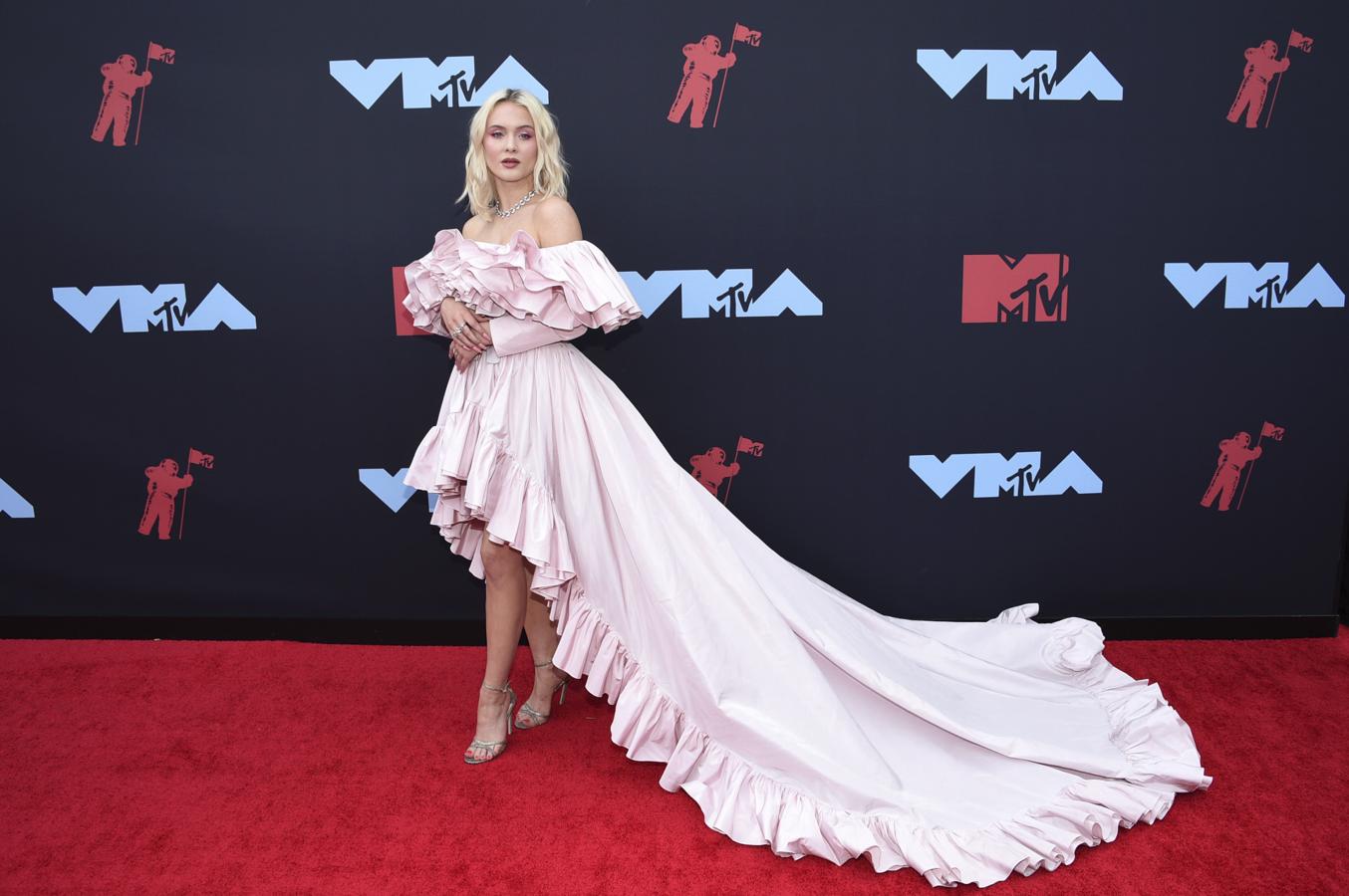 Zara Larsson de Giambattista Valli.
