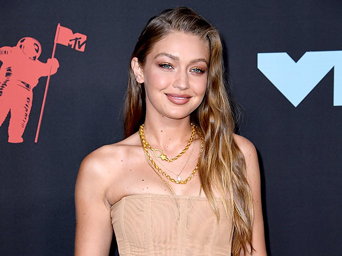 Al igual que su hermana, Gigi también ha elegido los tonos marrones para su maquillaje, Sin embargo, la mayor de las Hadid ha optado por una versión más soft, con ojos menos rasgados y más frescos gracias al toque de sombra reluciente en el lagrimal. Su melena, ladeada y de ondas naturales también contribuye a relajar el acabado.