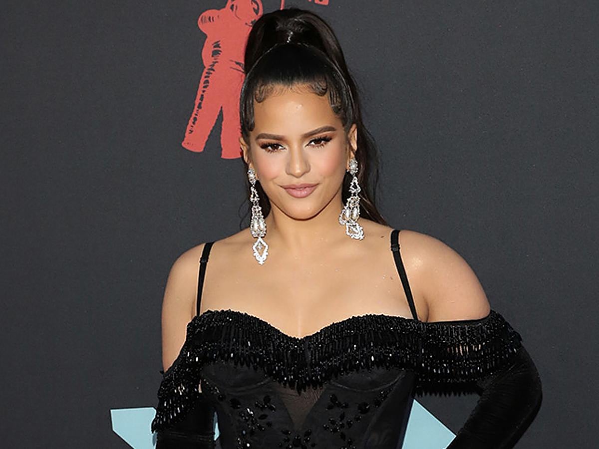 La cantante no solo se ha llevado dos premios, Mejor Vídeo Latino y Mejor Coreografía, por su canción Con Altura, junto a J. Balvin, sino que también ha recibido el galardón a la artista española que mejor ha sabido llevar la cultura (y belleza) española por el mundo. Para la gala Rosalía añadió unos caracolillos typical Spanish a su coleta alta, peinado firmado por el peluquero Jesús Guerrero.