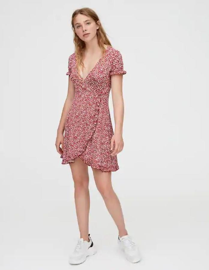 Vestido mini cruzado de manga corta con detalle de volantes y escote de pico, y en estampado de flores de varios colores.  Cuesta 15,99 euros .
