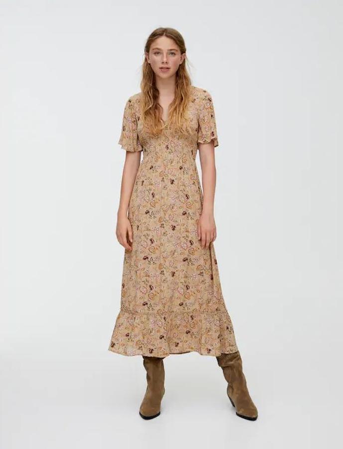 Vestido midi estampado en tonos rosa pastel, con detalle de goma en la cintura, escote en pico y corte fluido que  cuesta 29,99 euros .