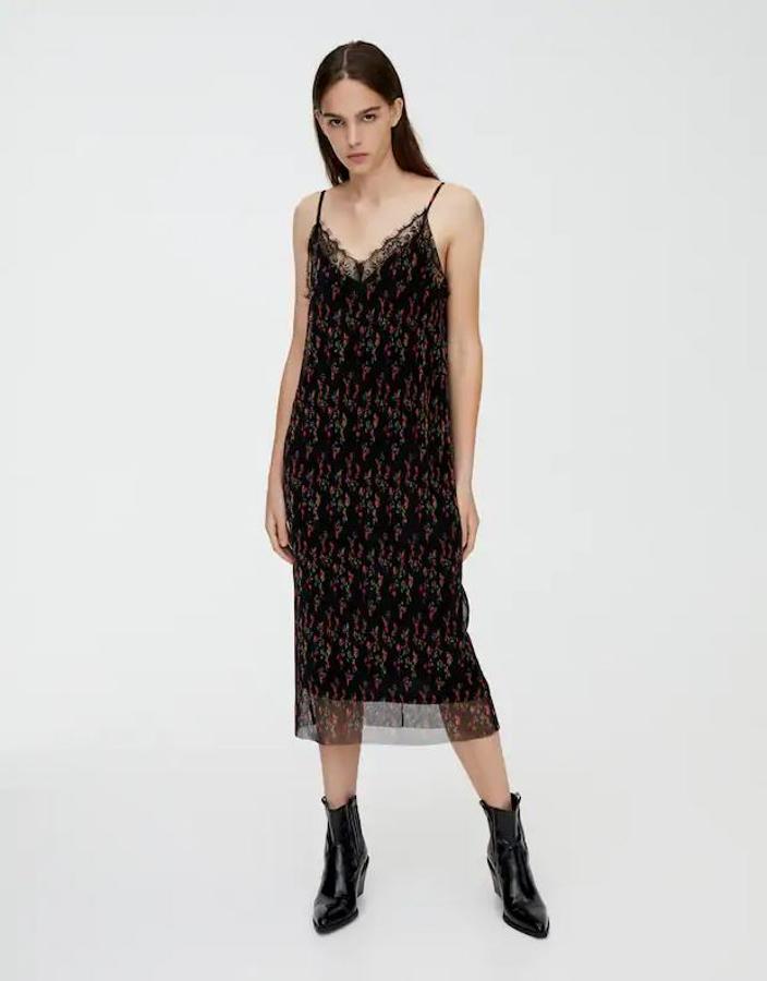 Vestido lencero de corte midi, de tirantes finos y con detalle de puntilla en el escote en pico.  Cuesta 19,99 euros .