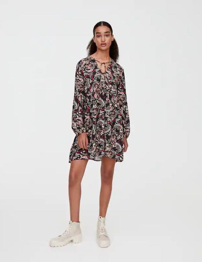 Vestido de corte babydoll con estampado paisley en contraste, con escote de pico, manga larga, silueta fluida y en viscosa.  Cuesta 25,99 euros .