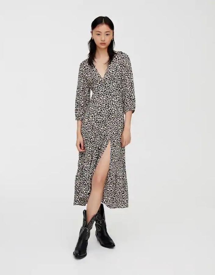 Vestido midi con estampado de flores, falda de volantes con el bajo asimétrico, manga francesa y escote en pico.  Cuesta 29,99 euros .