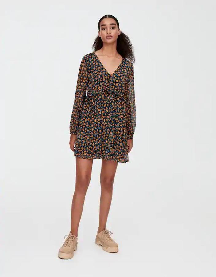 Vestido mini de manga larga con print de flores y detalle de volante en la parte delantera que  cuesta 25,99 euros .