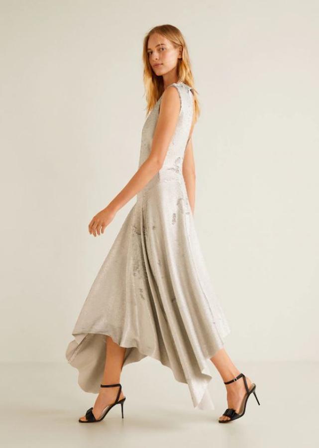 ¿Te gusta el brilli brilli y eres de las que se salta el protocolo? Este vestido a media pierna en blanco perlado con lentejuelas no puede ser más bonito. Cuesta 89,99 euros en Mango Outlet.