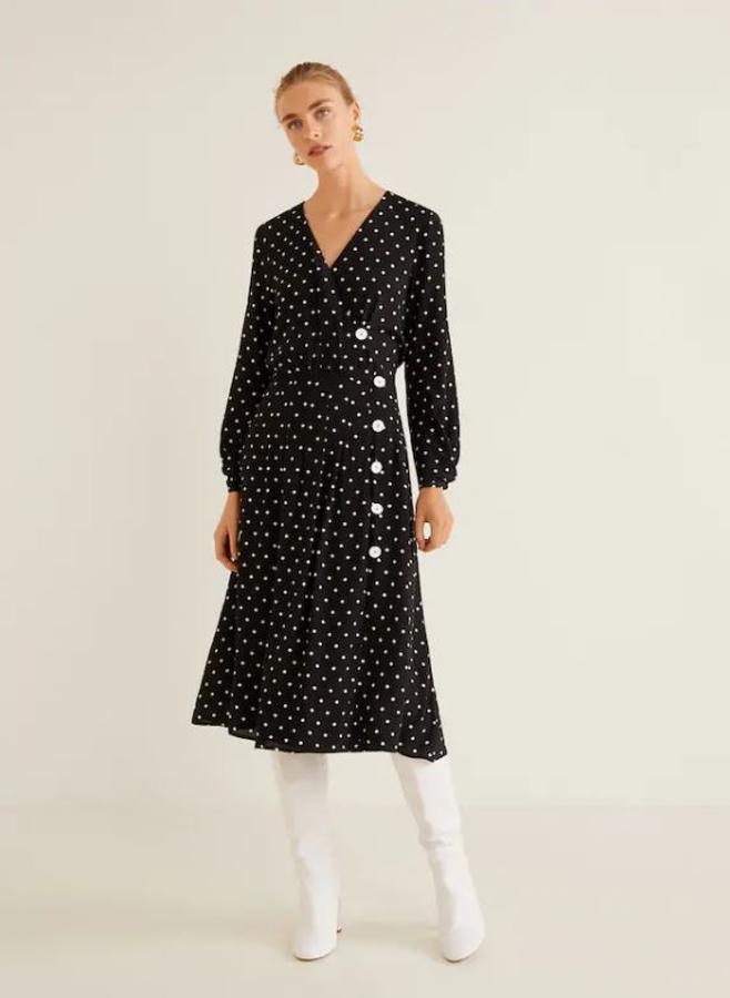 Negro, de manga larga y con lunares, es el sueño de cualquier enamorada del polkadot. Cuesta 29,99 euros en Mango Outlet.
