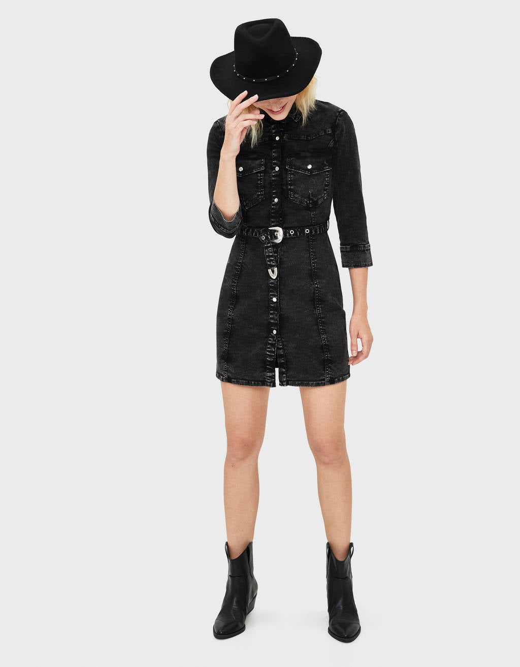 Vestido denim negro ajustado con manga larga y cinturón. ¡Ultrafavorecedor! E ideal para conseguir un total look cowgirl. (29,99 euros).