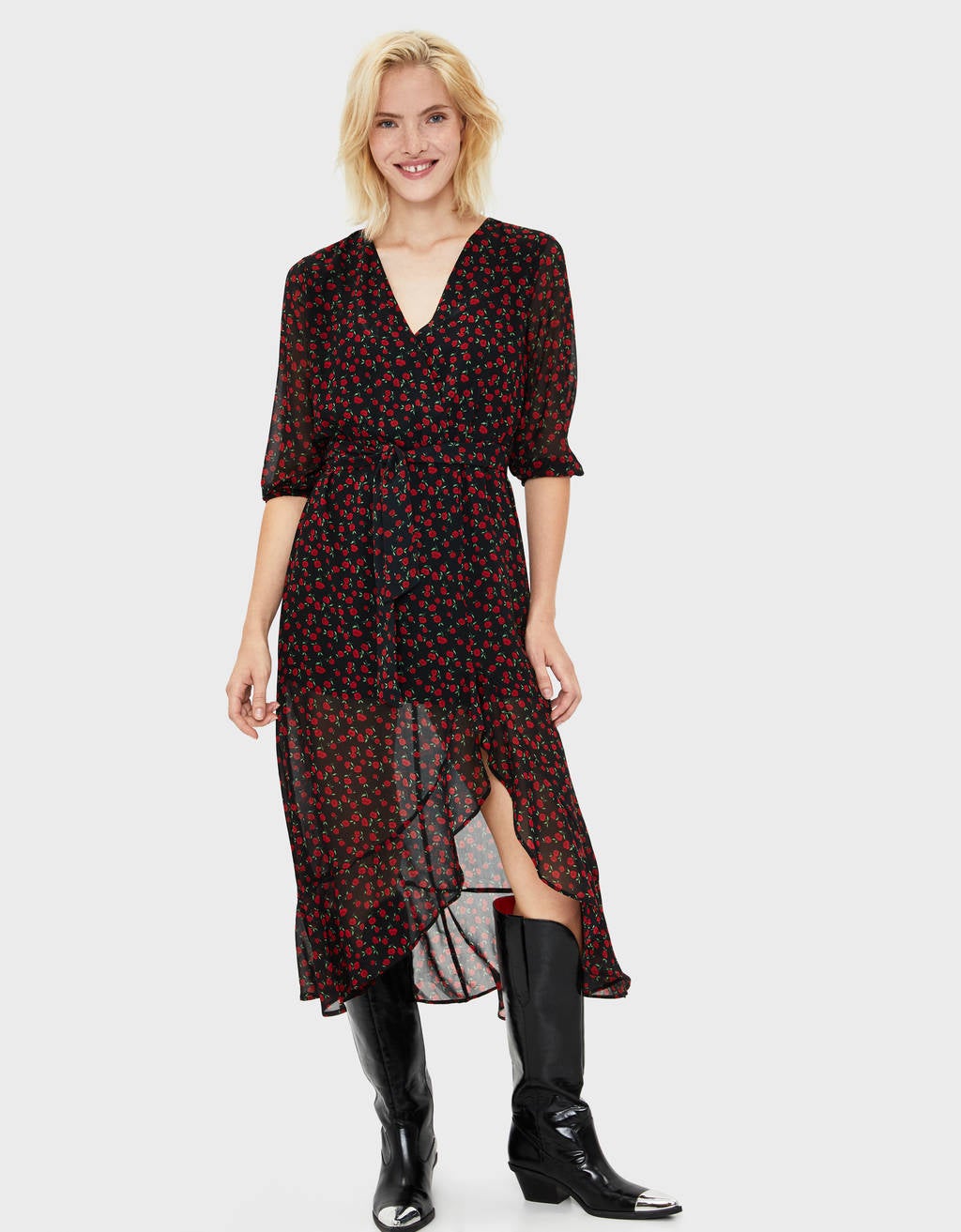 Vestido midi cruzado con estampado de flores y manga francesa. Uno de los más buscados de Bershka para el otoño. (29,99 euros).