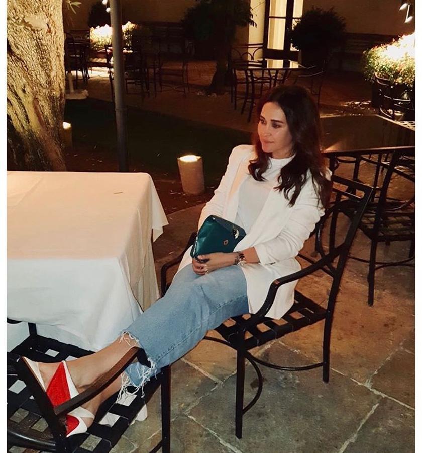 Vicky Martín Berrocal consigue un  look de entretiempo  perfecto con esta combinación de blazer blanca, camisa de algodón y vaqueros de Zara. Los tacones en blanco añaden un toque más fashion al estilismo.