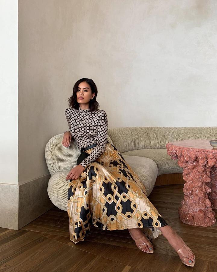 La influencer Jill Wallace se ha decantado por la falda y la conjuntó con uno de los tops de la misma colección para H&M. Un jersey de cuello alto que cuesta 9,99 euros y que hay disponible en otros estampados.