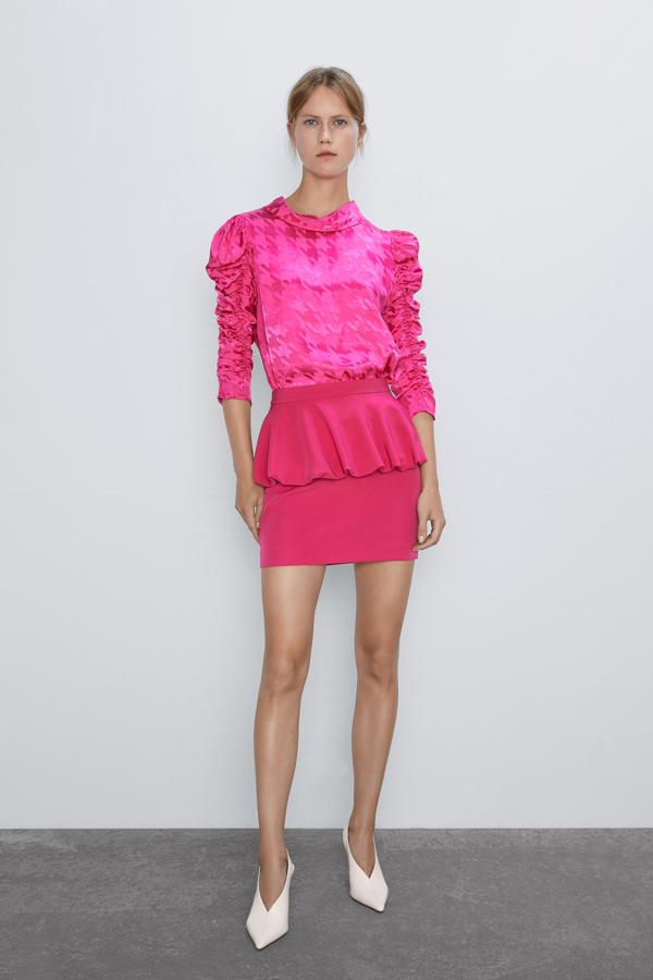 El volumen no solo reina en las blusas de la nueva colección de Zara, también en las minifaldas como esta fucsia (25,95 euros).