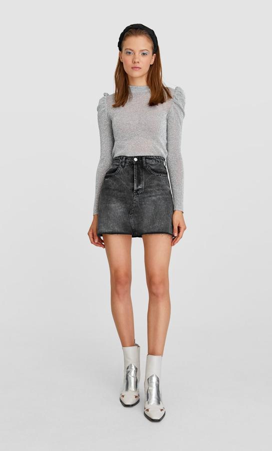 Si te gusta el tejido vaquero y erse amante del negro y el gris, esta es tu minifalda. En Stradivarius (19,99 euros).