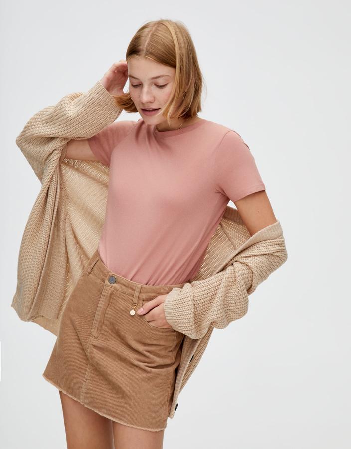 Hay clásicos que nunca mueren y la minifalda de pana es uno de ellos. Esta es de  Pull&Bear (15,99 euros).