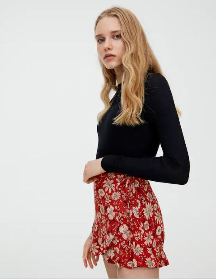 Con un estampado así, te la puedes poner ahora con una camiseta de tirantes o en otoño con un jersey fino de cuello cisne. Es todoterreo, de Pull&Bear, y también esconde un short debajo (17,99 euros).  Encuéntrala aquí .