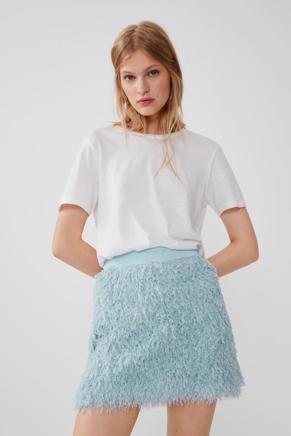 Esta minifalda será tu prenda comodín. Igual te sirve para el día con una camiseta blanca que para la noche con un top de lentejuelas en una perfecta mezcla de texturas. Es de Zara (25,95 euros).