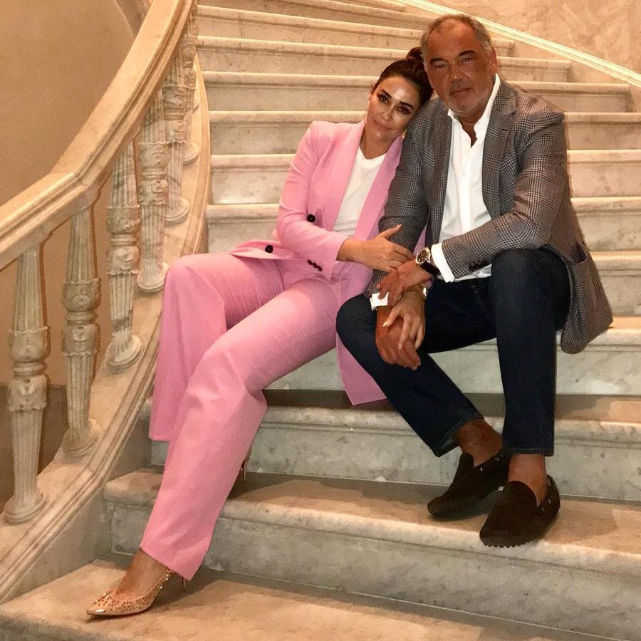 Este traje rosa de Zara, es un conjunto que al combinarlo con unos salones con lentejuelas y una camiseta básica blanca debajo se ha convertido en uno de los looks preferidos de la diseñadora. Un estilismo a medio camino entre lo casual y lo formal.