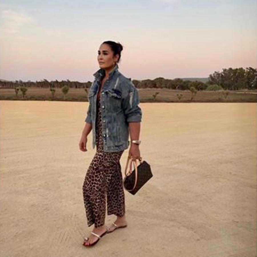 La diseñadora colgó una imagen con este  mono con estampado animal print  que nos encantó. Un look perfecto que puedes llevar para una caminata o envento en la tarde/noche y que si lo combinas con una chaqueta vaquera consigues un look, desenfadado, pero con mucho estilo. Se trata de un mono de Zara, con escote en pico y detalle de nudo en la parte frontal, pernera ancha y cierre con cremallera oculta.