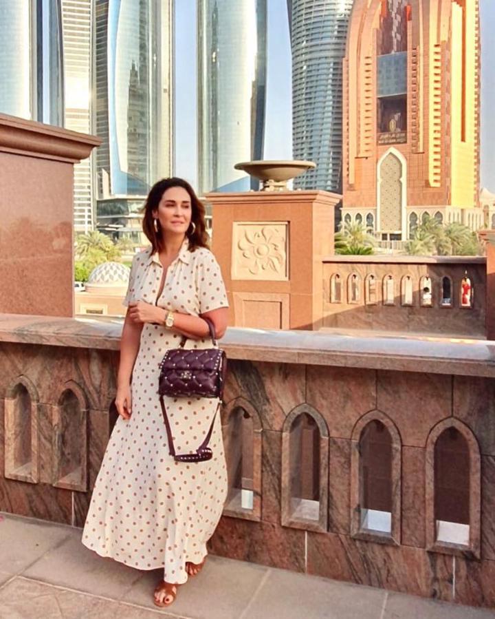 Este vestido largo estilo camisero en color vainilla con lunares en tono tierra te va a salvar cualquier 'outfit' de última hora. Vicky Martín Berrocal lo ha combinado con unas sandalias planas.