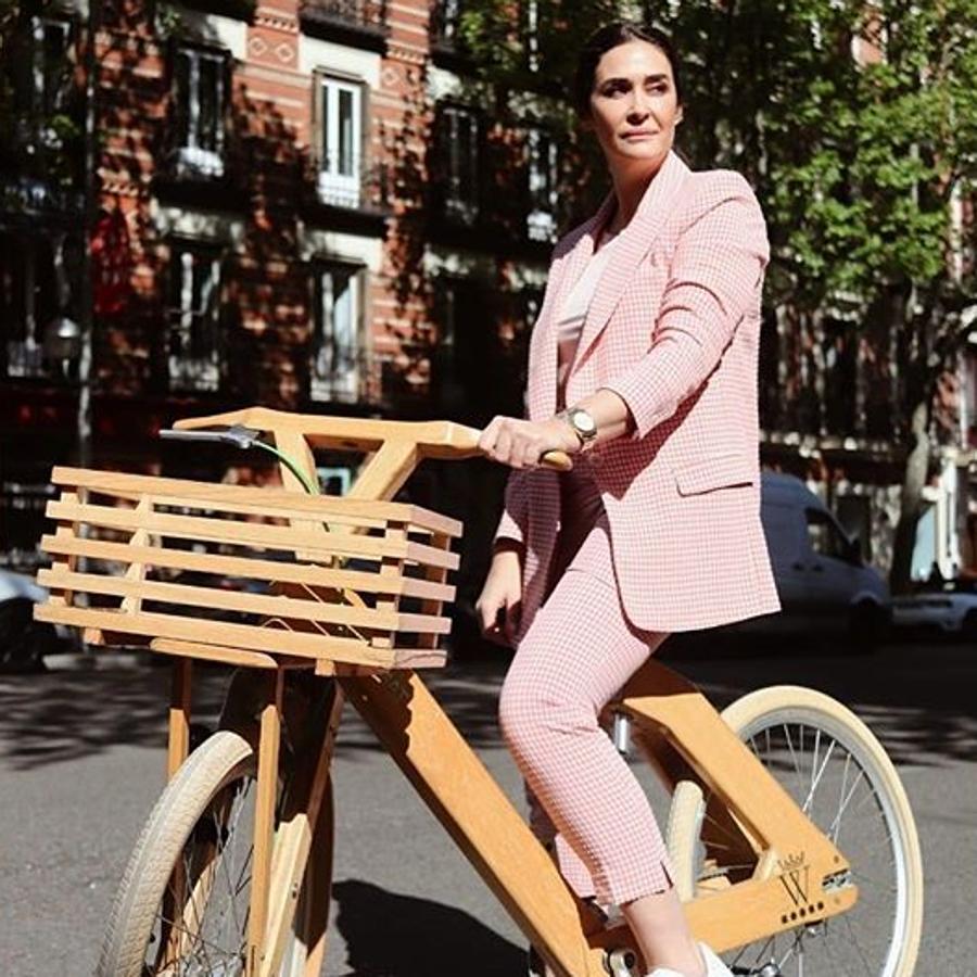 Este traje  rosa de cuadro vichy  le queda como un guante. Y es que estiliza y alarga visualmente las piernas por su diseño de bajo por encima de los tobillos y además nos parece perfecto para unirnos a la tendencia de trajes monocolor que tanto está triunfando esta temporada. El traje es de Zara,