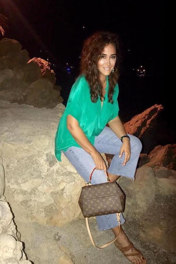 La sevillana sí que sabe sacarse partido y nos da lecciones de estilo constantemente con looks que sientan de maravilla y que, además, podemos comprar en alguna firma low cost. Vicky ha dado con los vaqueros perfectos. No solo por lo bien que le quedan, sino porque tienen el ancho de pierna y el tono de denim perfecto. Se trata de un modelo de cintura alta, pernera recta que acaba ligeramente más ancha en el tobillo, con un bajo desflecado. Cuestan 25,95 euros (unos de los más baratos que hay en todo Zara)