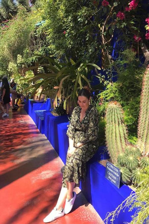 Este vestido de gasa con  estampado tropical de hojas que Vicky  combina con zapatillas blancas, es ideal para la recta final del verano .Este vestido camisero en verde tropical, con hojas y flores en tonos naranjas y rosas, de largo tobillero y manga larga es de Cortefiel.