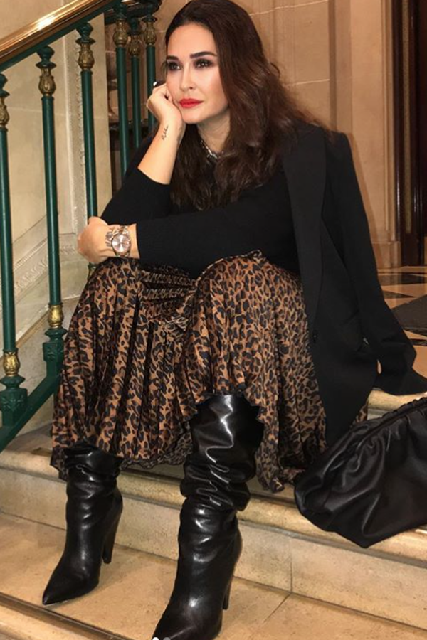 La diseñadora es aficionada a las faldas midi y la hemos visto lucir alguna en muchas ocasiones. En este caso se animó con una de leopardo  que se intercambia con su hija Alba .