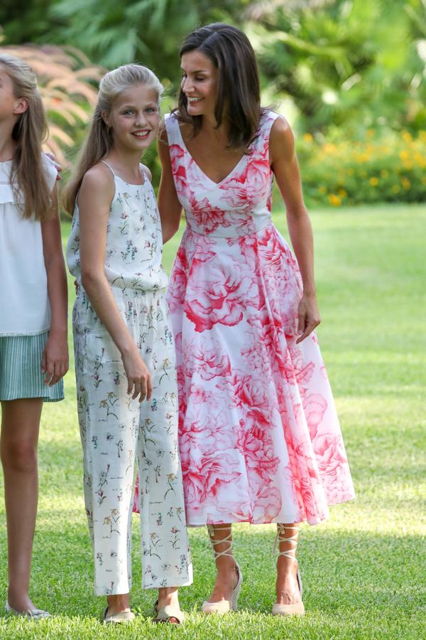 Con un mono blanco de flores, la princesa sorprendió este verano no por el estampado de la prenda, sino por el estilo. No la habíamos visto con un mono nunca, ya que nos tiene acostumbrados a vestdos o pantalones.