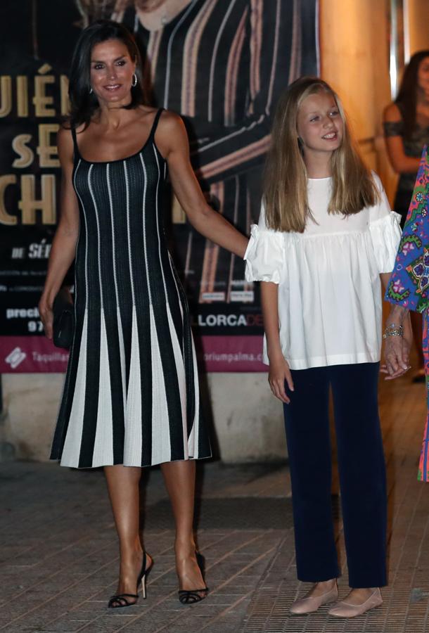 Un pantalón azul marino y una blusa blanca hasta el codo fueron las prendas elegidas de la princesa. Unas bailarinas coronaban el estilismo de la princesa, en un estilismo bastante serio.