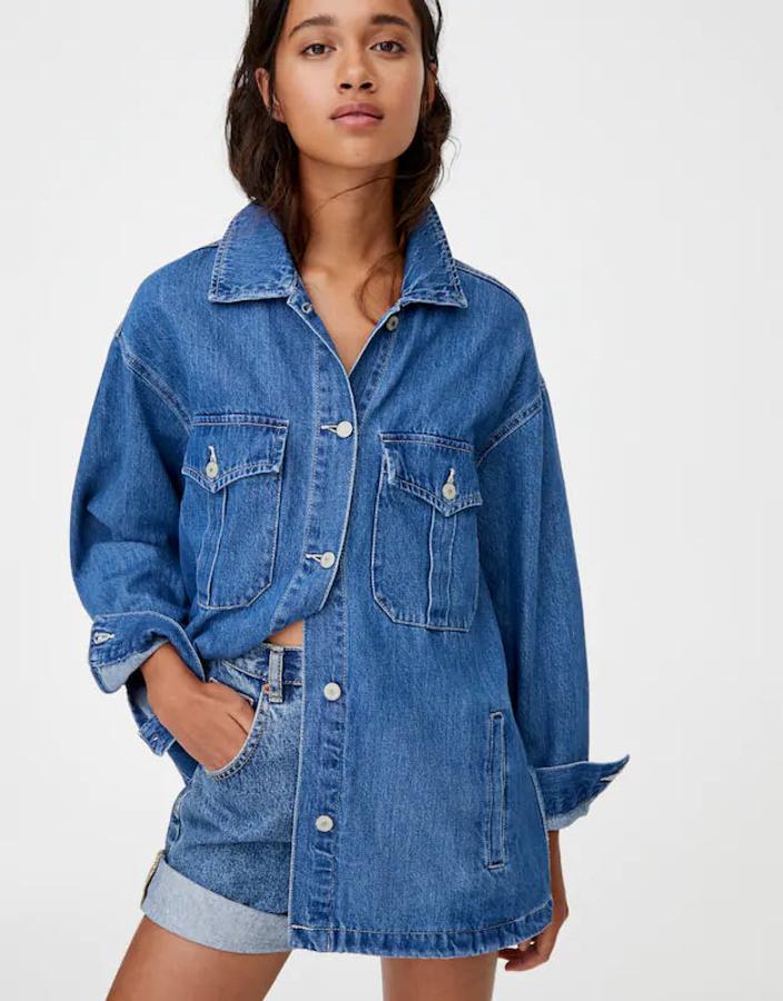 Cazadora vaquera tipo worker en color azul y con cuello camisero,  29,99 euros .