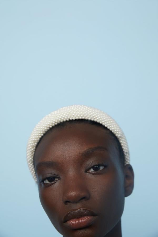 Diadema acolchada con aplicación de perlas, 15,95 euros.