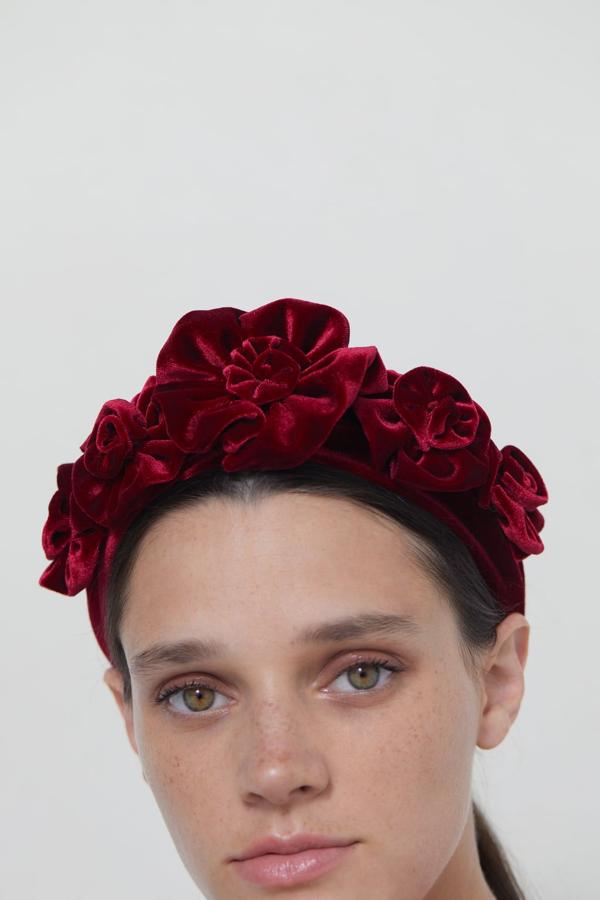 Diadema rígida de terciopelo y flores en color granate, 17,95 euros.