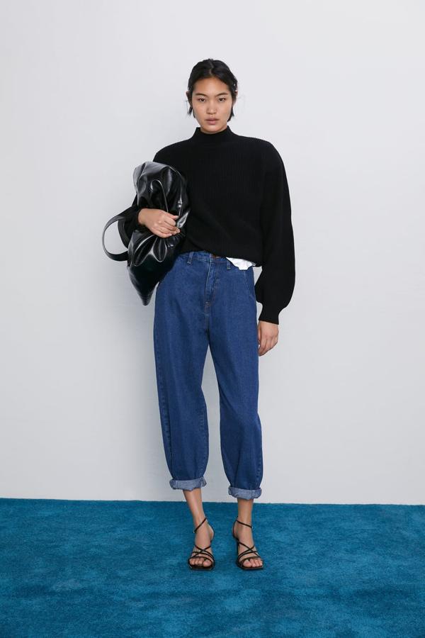 Slouchy jeans con pinzas y efecto lavado, 29,95 euros.