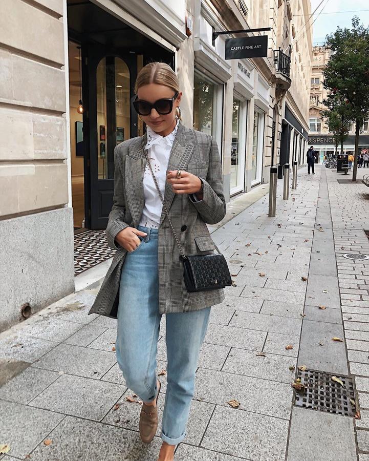 @lydiajanetomlinson ha dado con el look perfecto: vaqueros, camisa blanca (es de Zara) y americana de cuadros. rematan el outfit unos mocasines en beige de Gucci.