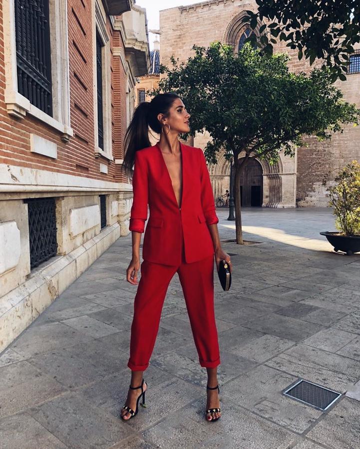 @meryturiel con un perfecto traje sastre en rojo.