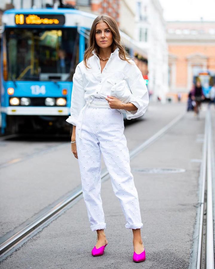 @ninasandbech con total look en blanco y un toque de color con zapatos fucsia.