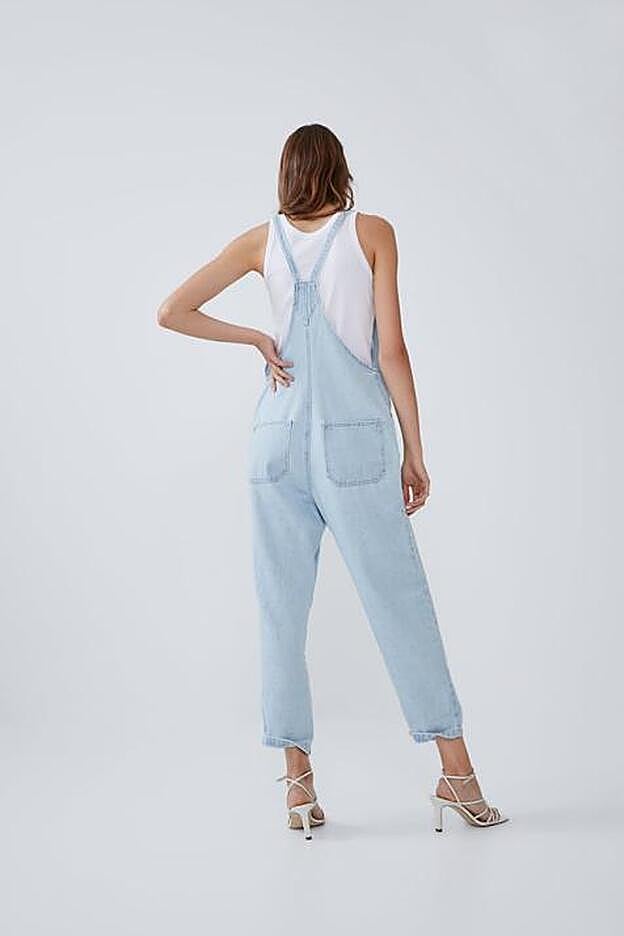 Mono largo denim con escote recto y tirantes ajustables, 39,95 euros.